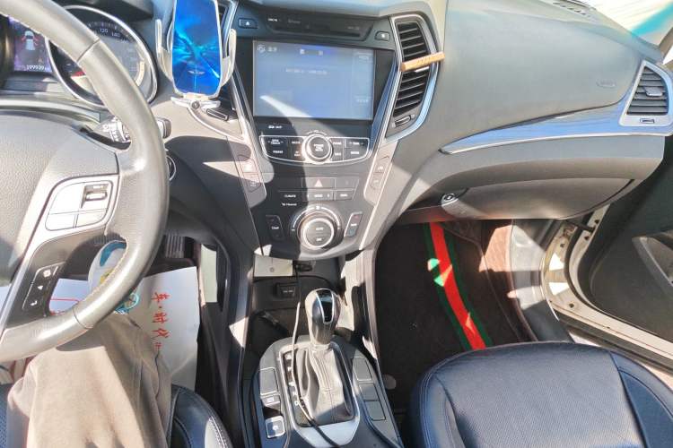 Used Hyundai Santa Fe 2015 2.0T Automatic Two-Wheel Drive Smart Version 5 Seats Audio And AC Panel