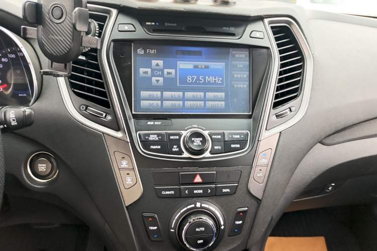 Used Hyundai Santa Fe 2015 2.0T Automatic Two-Wheel Drive Smart Version 5 Seats Audio And AC Panel