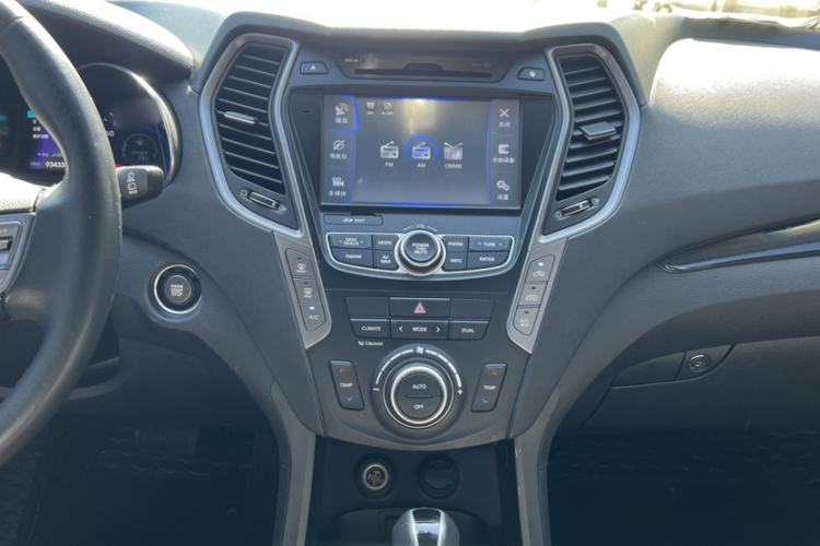 Used Hyundai Santa Fe 2015 2.0T Automatic 4x4 Smart 7-Seater Audio And AC Panel