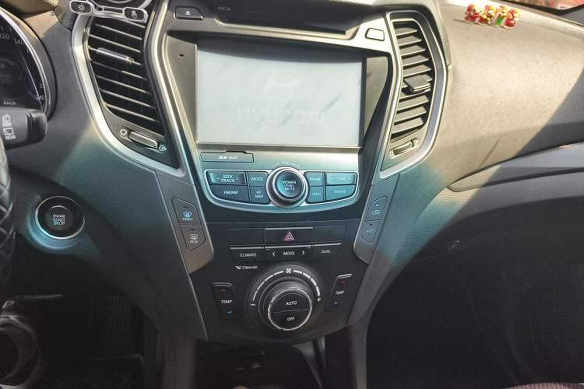 Used Hyundai Santa Fe 2015 2.0T Automatic All-Wheel Drive Smart Version 5 Seats Audio And AC Panel