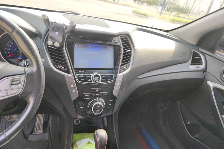 Used Hyundai Santa Fe 2015 2.4L Automatic All-Wheel Drive Smart Version 5 Seats Audio And AC Panel