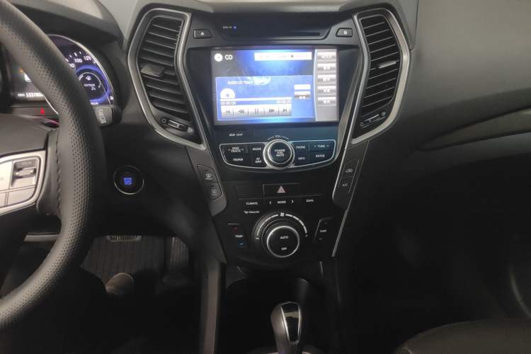 Used Hyundai Santa Fe 2015 2.0T Automatic All-Wheel Drive Smart Version 5 Seats Audio And AC Panel