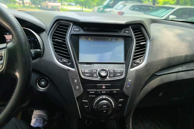 Used Hyundai Santa Fe 2015 2.0T Automatic Two-Wheel Drive Smart Version 5 Seats Audio And AC Panel