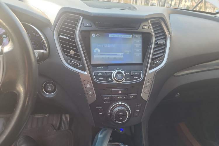 Used Hyundai Santa Fe 2015 2.0T Automatic Two-Wheel Drive Smart Version 5 Seats Audio And AC Panel