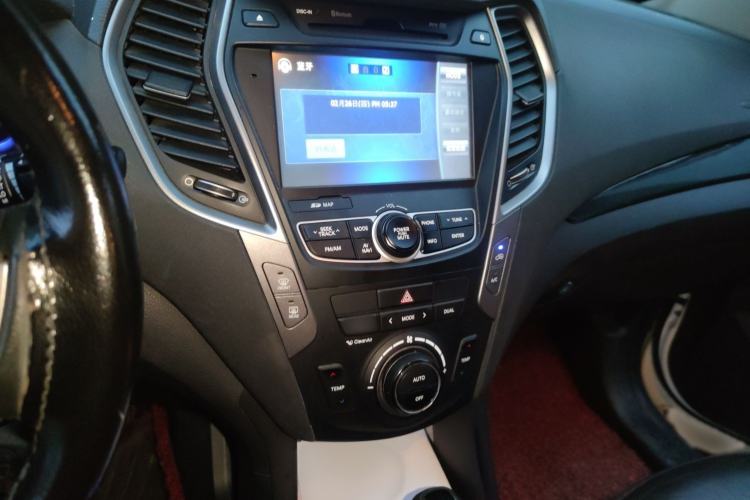 Used Hyundai Santa Fe 2015 2.0T Automatic Two-Wheel Drive Smart Version 5 Seats Audio And AC Panel