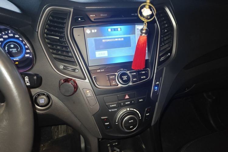 Used Hyundai Santa Fe 2015 2.4L Automatic Two-Wheel Drive Smart Version 5 Seats Audio And AC Panel