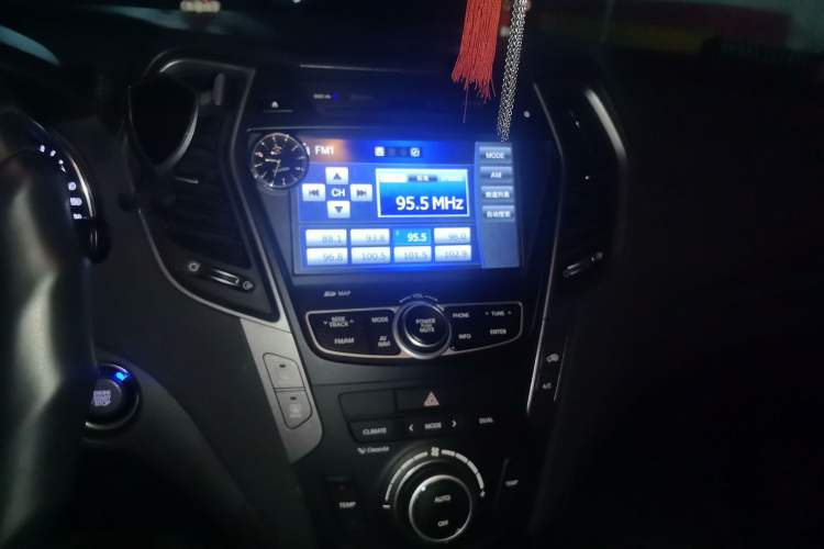Used Hyundai Santa Fe 2015 2.0T Automatic Two-Wheel Drive Smart Version 5 Seats Audio And AC Panel