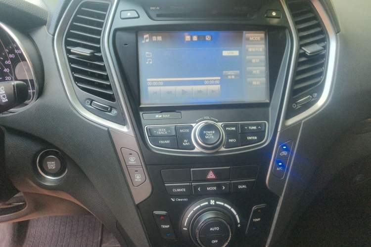 Used Hyundai Santa Fe 2015 2.0T Automatic Two-Wheel Drive Smart Version 5 Seats Audio And AC Panel