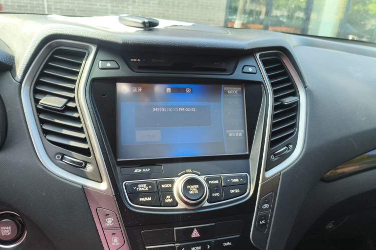Used Hyundai Santa Fe 2015 2.0T Automatic Two-Wheel Drive Smart Version 5 Seats Audio And AC Panel