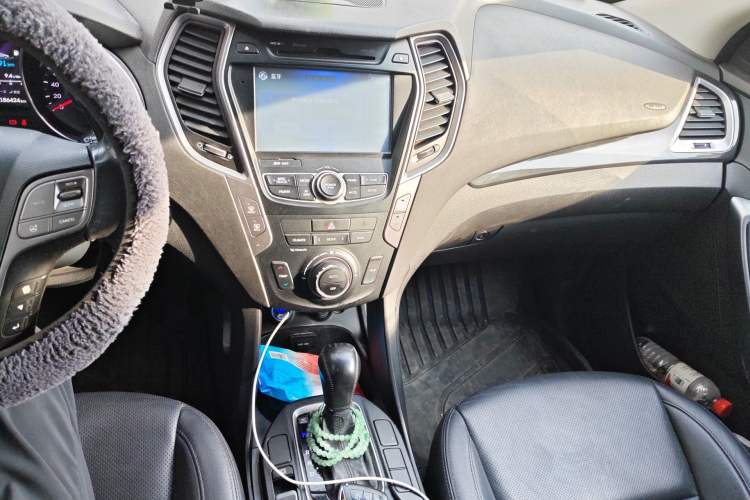 Used Hyundai Santa Fe 2015 2.4L Automatic Two-Wheel Drive Smart Version 5 Seats Audio And AC Panel