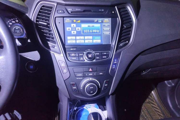 Used Hyundai Santa Fe 2015 2.0T Automatic Two-Wheel Drive Smart Version 5 Seats Audio And AC Panel