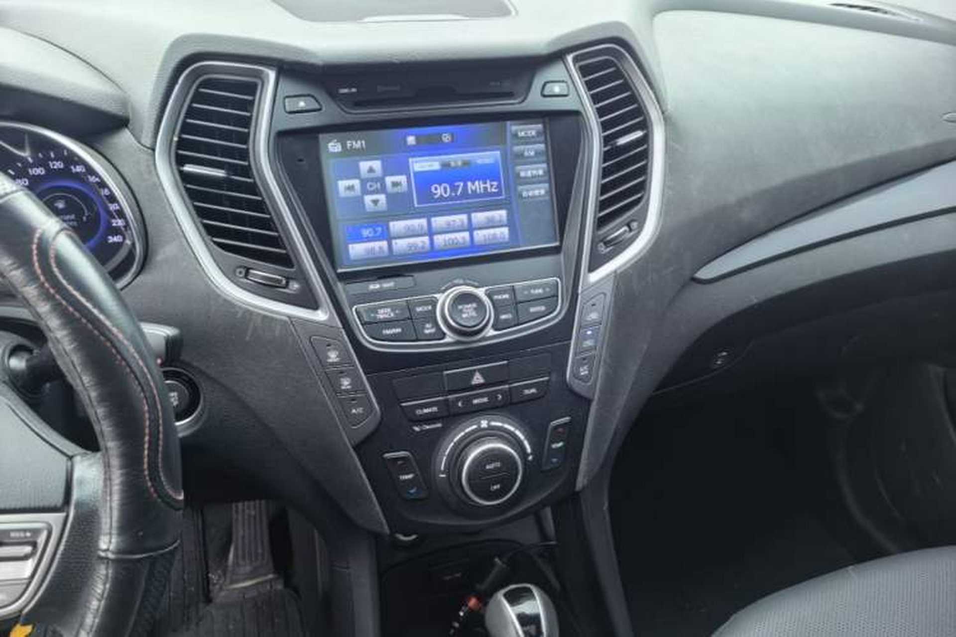 Used Hyundai Santa Fe 2015 2.0T Automatic 4x4 Smart 7-Seater Audio And AC Panel