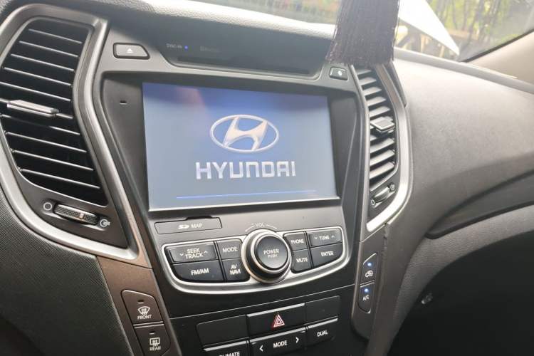 Used Hyundai Santa Fe 2015 2.4L Automatic Two-Wheel Drive Smart Version 5 Seats Audio And AC Panel