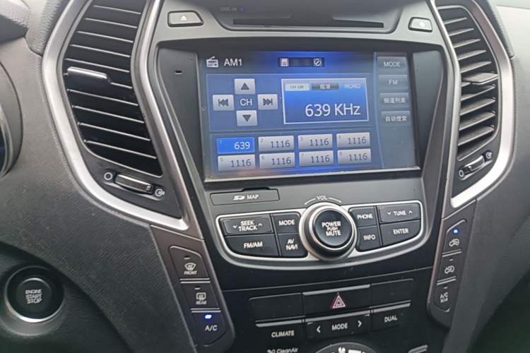 Used Hyundai Santa Fe 2015 2.0T Automatic 4x4 Smart 7-Seater Audio And AC Panel