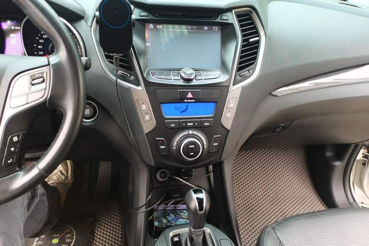 Used Hyundai Santa Fe 2015 2.4L Automatic Two-Wheel Drive Smart Version 5 Seats Audio And AC Panel