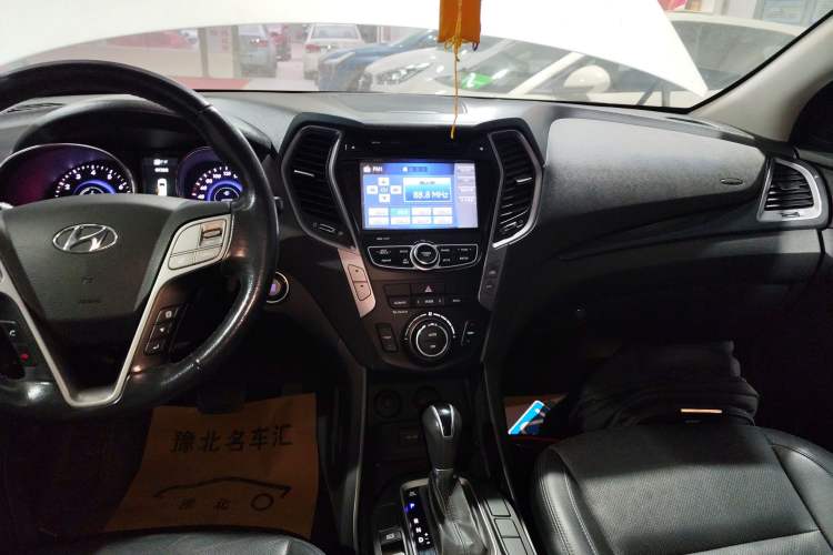 Used Hyundai Santa Fe 2015 2.4L Automatic Two-Wheel Drive Smart Version 5 Seats Audio And AC Panel