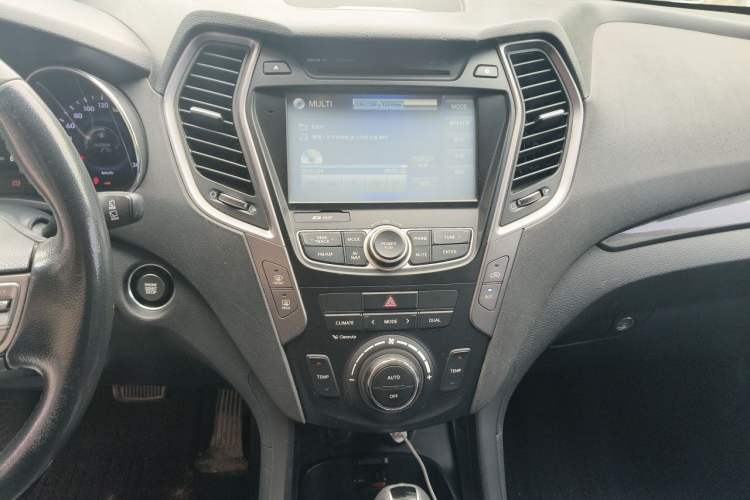 Used Hyundai Santa Fe 2015 2.4L Automatic Two-Wheel Drive Smart Version 5 Seats Audio And AC Panel