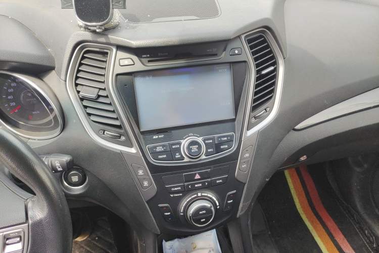 Used Hyundai Santa Fe 2015 2.0T Automatic Two-Wheel Drive Smart Version 5 Seats Audio And AC Panel