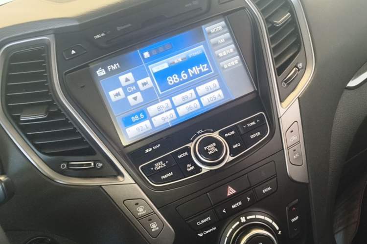 Used Hyundai Santa Fe 2015 2.0T Automatic Two-Wheel Drive Smart Version 5 Seats Audio And AC Panel
