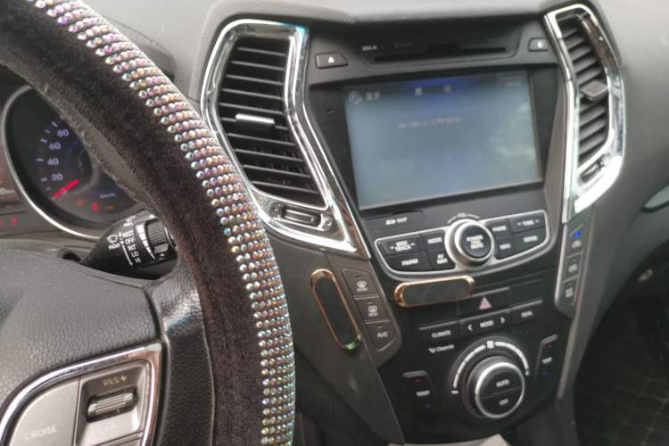 Used Hyundai Santa Fe 2015 2.0T Automatic 4x4 Smart 7-Seater Audio And AC Panel