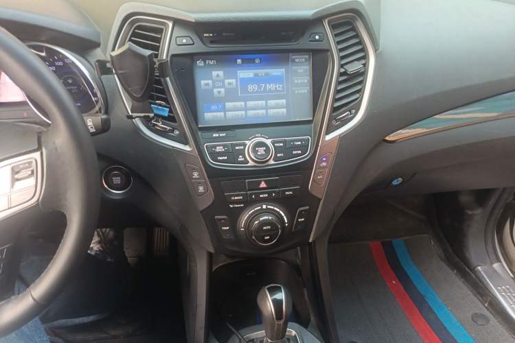 Used Hyundai Santa Fe 2015 2.0T Automatic Two-Wheel Drive Smart Version 5 Seats Audio And AC Panel