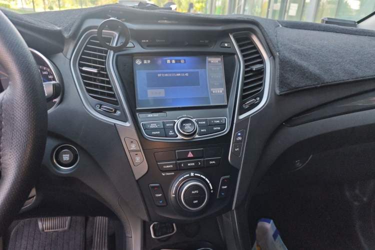 Used Hyundai Santa Fe 2015 2.0T Automatic All-Wheel Drive Smart Version 5 Seats Audio And AC Panel