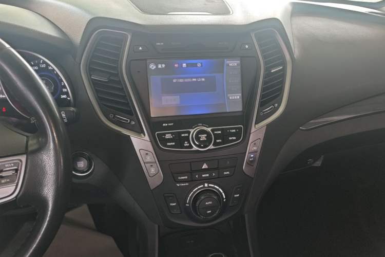 Used Hyundai Santa Fe 2015 2.0T Automatic Two-Wheel Drive Smart Version 5 Seats Audio And AC Panel