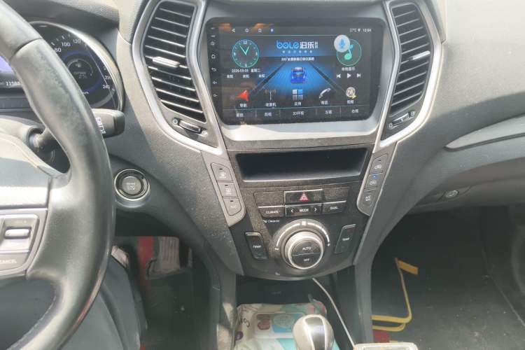 Used Hyundai Santa Fe 2015 2.0T Automatic 4x4 Smart 7-Seater Audio And AC Panel