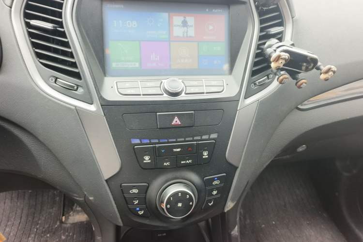 Used Hyundai Santa Fe 2015 2.0T Automatic Two-Wheel Drive Comfort Version 5 Seats Audio And AC Panel