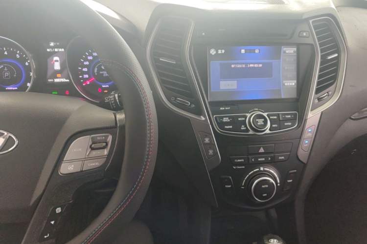 Used Hyundai Santa Fe 2015 2.0T Automatic Two-Wheel Drive Smart Version 5 Seats Audio And AC Panel
