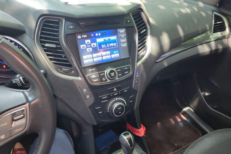 Used Hyundai Santa Fe 2015 2.0T Automatic Two-Wheel Drive Smart Version 5 Seats Audio And AC Panel