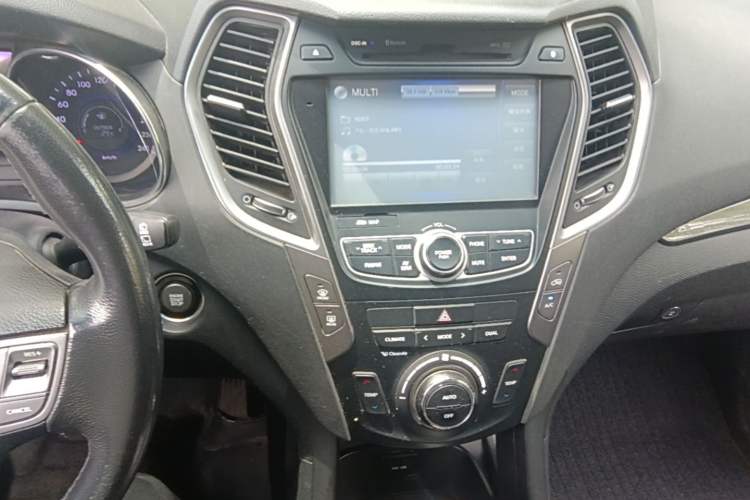 Used Hyundai Santa Fe 2015 2.4L Automatic Two-Wheel Drive Smart Version 5 Seats Audio And AC Panel