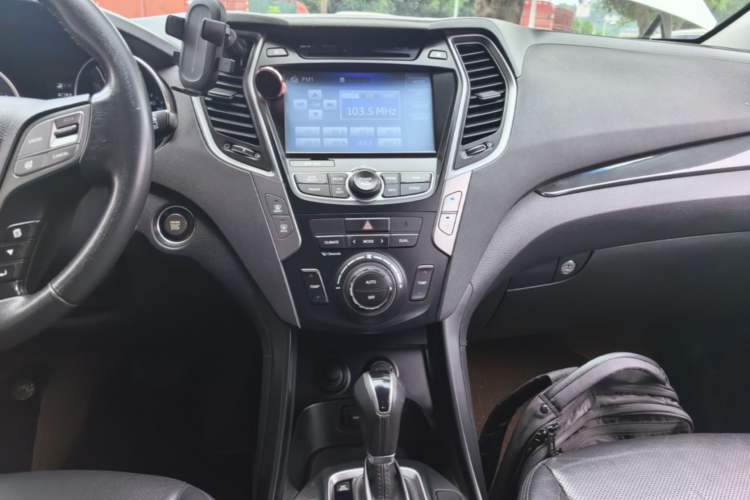 Used Hyundai Santa Fe 2015 2.0T Automatic Two-Wheel Drive Smart Version 5 Seats Audio And AC Panel