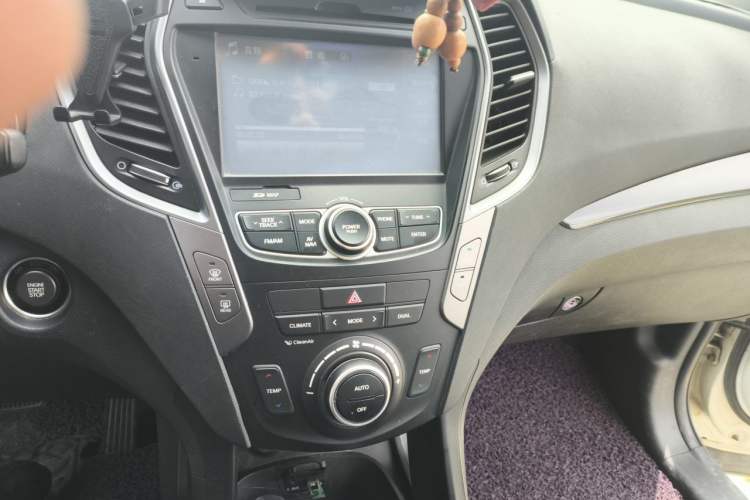 Used Hyundai Santa Fe 2015 2.4L Automatic Two-Wheel Drive Smart Version 5 Seats Audio And AC Panel