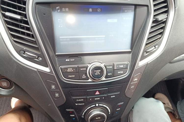 Used Hyundai Santa Fe 2015 2.0T Automatic All-Wheel Drive Smart Version 5 Seats Audio And AC Panel