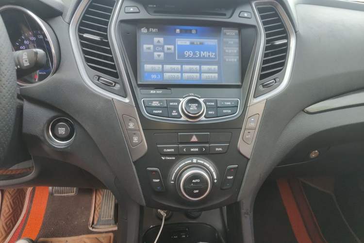 Used Hyundai Santa Fe 2015 2.0T Automatic Two-Wheel Drive Smart Version 5 Seats Audio And AC Panel