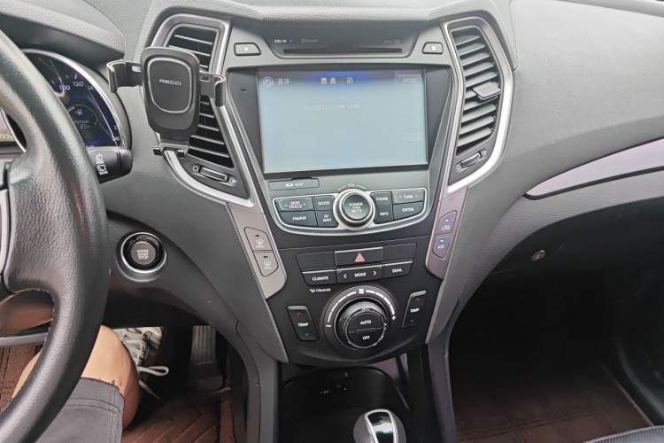 Used Hyundai Santa Fe 2015 2.0T Automatic Two-Wheel Drive Smart Version 5 Seats Audio And AC Panel