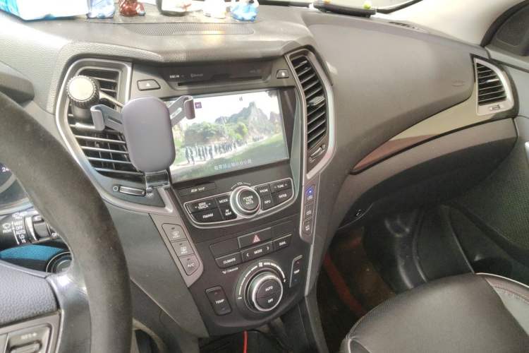 Used Hyundai Santa Fe 2015 2.0T Automatic 4x4 Top-Grade 7-Seater Audio And AC Panel