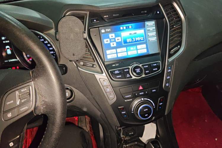 Used Hyundai Santa Fe 2015 2.0T Automatic 4x4 Smart 7-Seater Audio And AC Panel