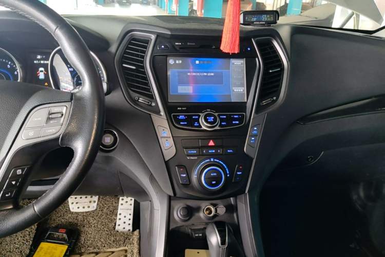 Used Hyundai Santa Fe 2015 2.0T Automatic Two-Wheel Drive Smart Version 5 Seats Audio And AC Panel