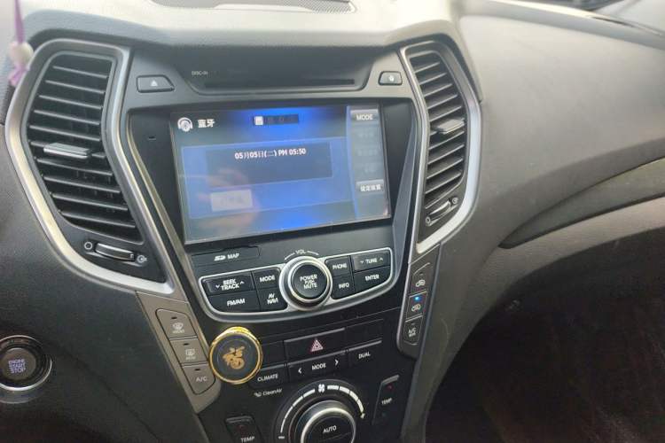 Used Hyundai Santa Fe 2015 2.0T Automatic 4x4 Smart 7-Seater Audio And AC Panel