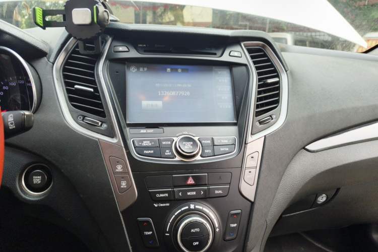 Used Hyundai Santa Fe 2015 2.0T Automatic Two-Wheel Drive Smart Version 5 Seats Audio And AC Panel