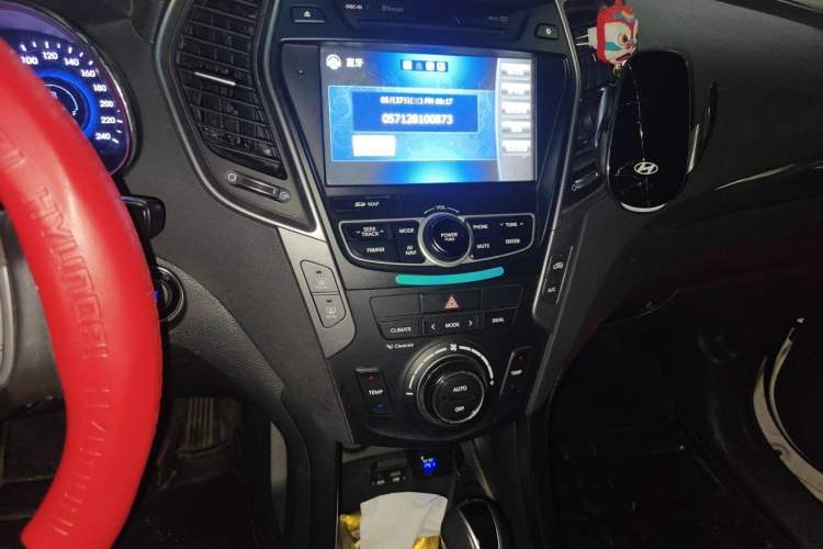 Used Hyundai Santa Fe 2015 2.4L Automatic Two-Wheel Drive Smart Version 5 Seats Audio And AC Panel