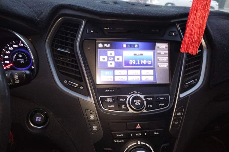 Used Hyundai Santa Fe 2015 2.0T Automatic Two-Wheel Drive Smart Version 5 Seats Audio And AC Panel