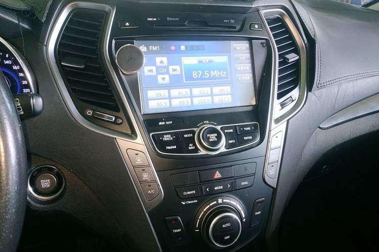 Used Hyundai Santa Fe 2015 2.0T Automatic 4x4 Smart 7-Seater Audio And AC Panel