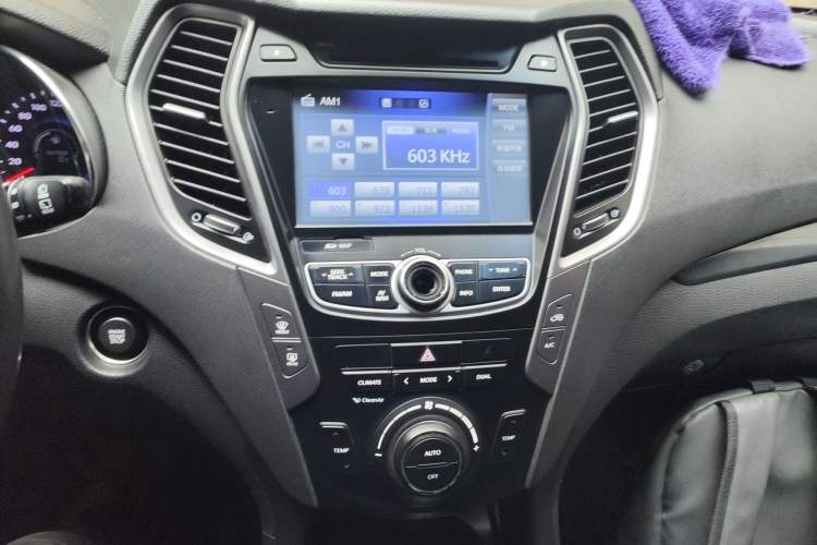 Used Hyundai Santa Fe 2015 2.0T Automatic Two-Wheel Drive Smart Version 5 Seats Audio And AC Panel