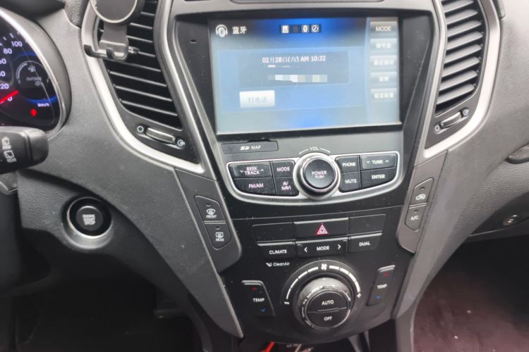 Used Hyundai Santa Fe 2015 2.4L Automatic Two-Wheel Drive Smart Version 5 Seats Audio And AC Panel