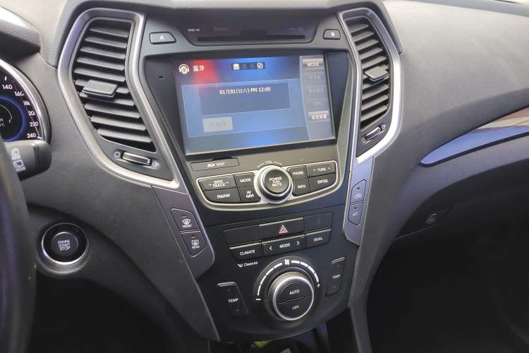 Used Hyundai Santa Fe 2015 2.0T Automatic Two-Wheel Drive Smart Version 5 Seats Audio And AC Panel