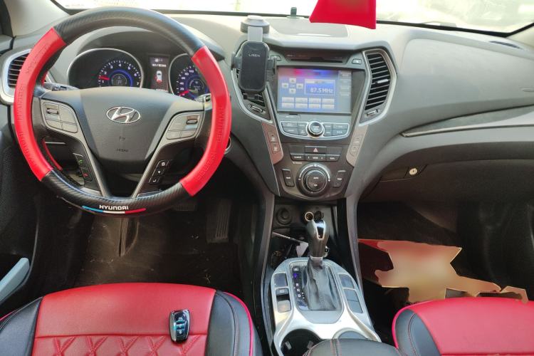 Used Hyundai Santa Fe 2015 2.0T Automatic Two-Wheel Drive Smart Version 5 Seats Center Console