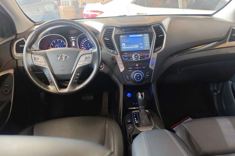 Used Hyundai Santa Fe 2015 2.0T Automatic Two-Wheel Drive Smart Version 5 Seats Center Console